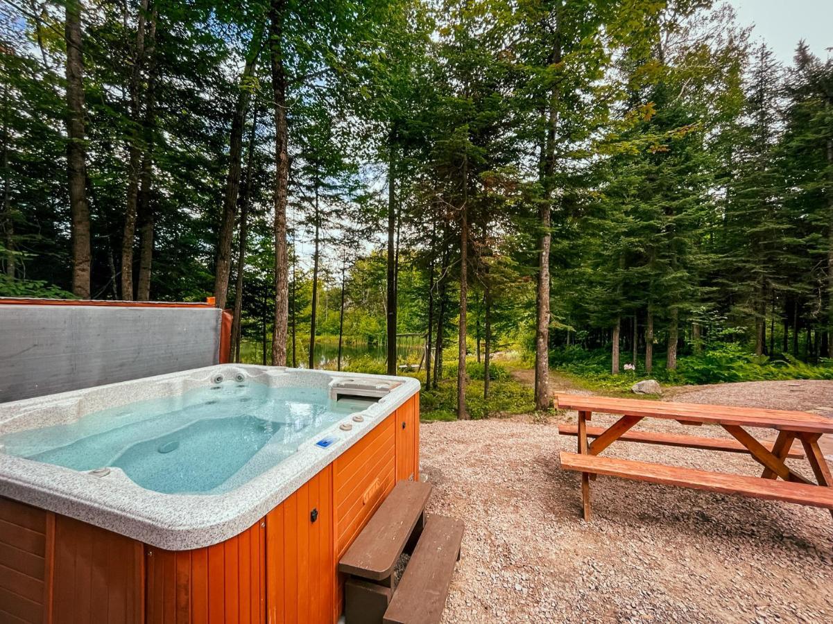 Les Chalets Tourisma - Chalet Dans Les Bois Avec Lac Prive - Le Colibri Saint-Raymond Exteriér fotografie